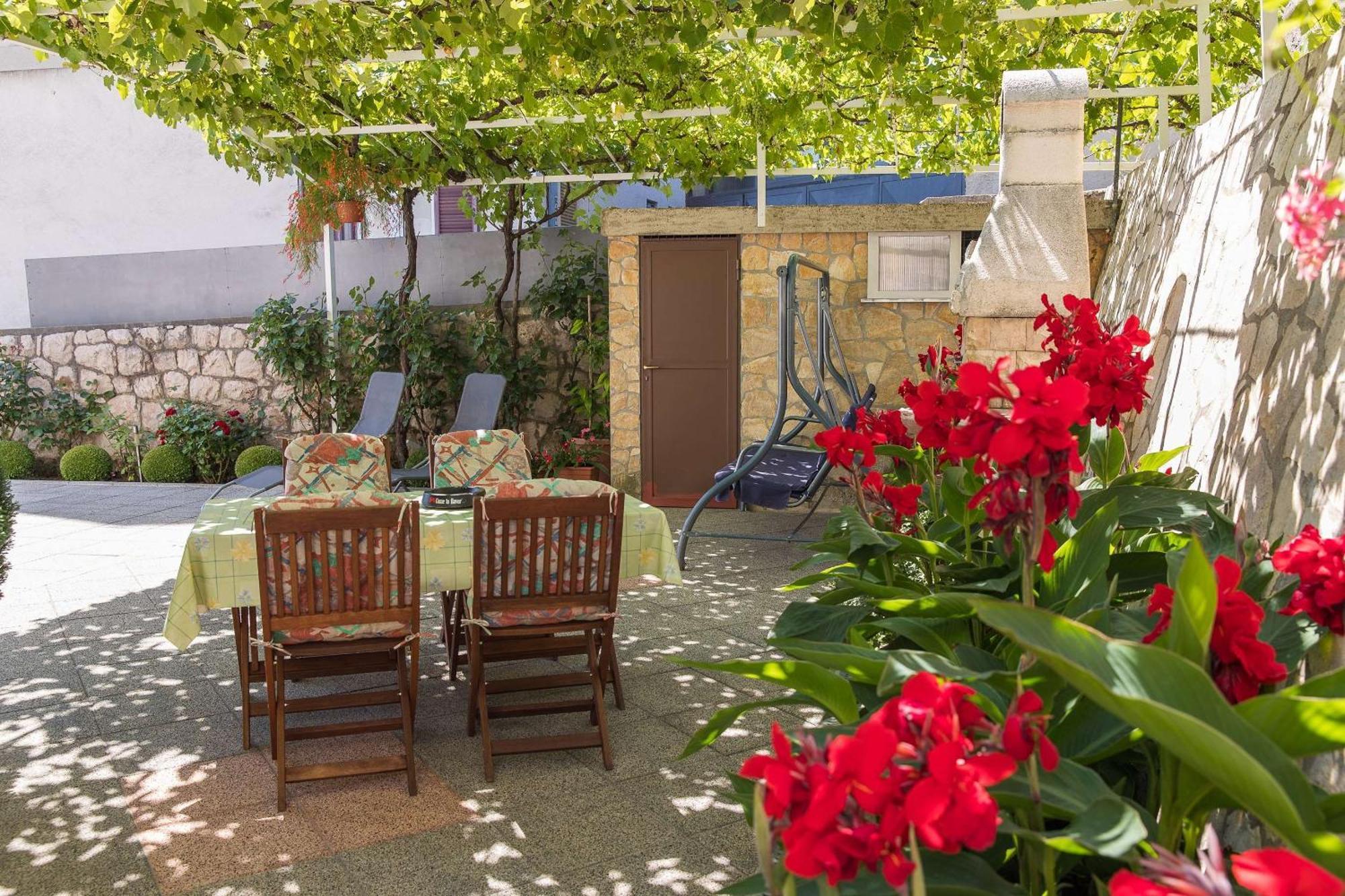 Apartment Karla Брибир Екстериор снимка